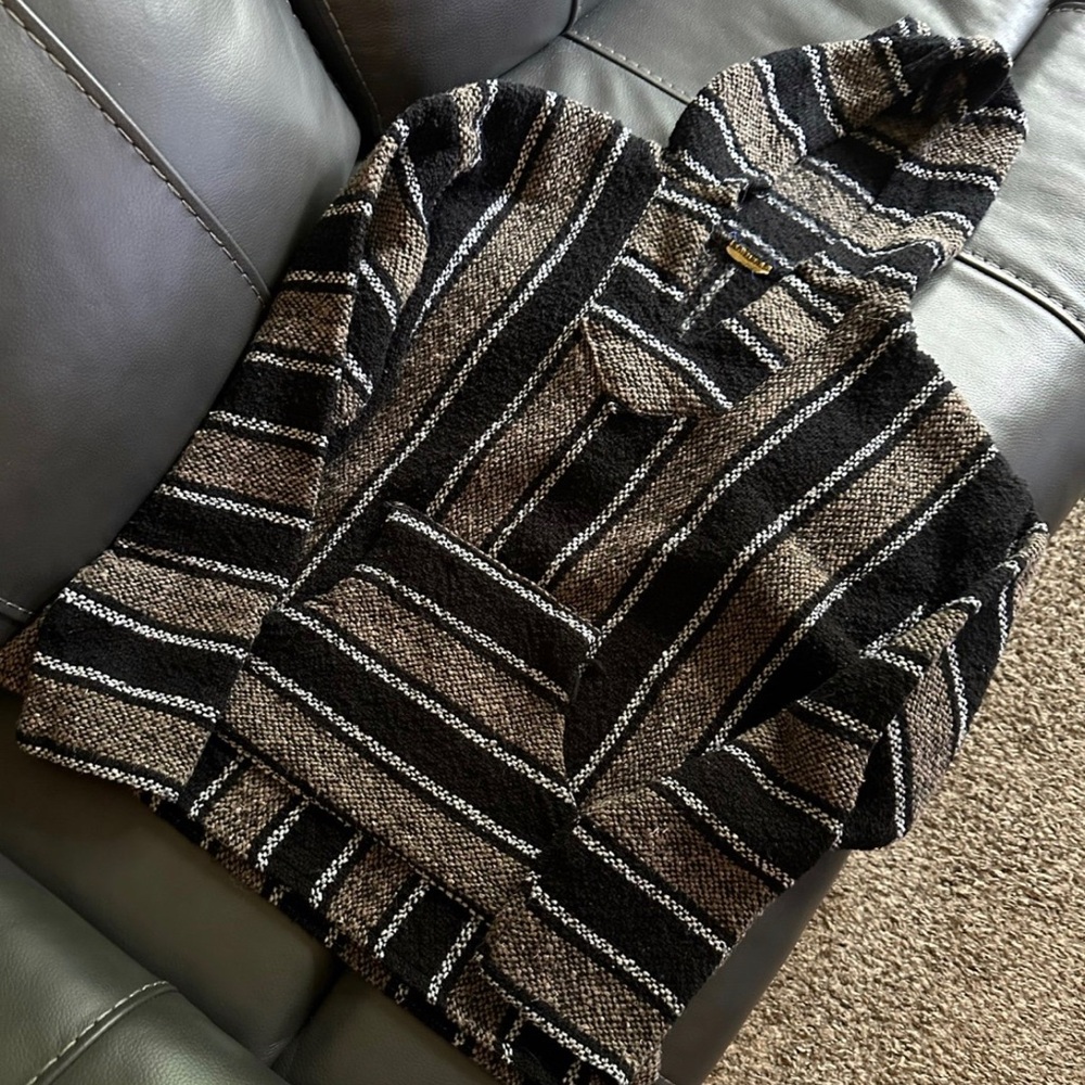 SWEATER WOMEN MADE IN MEXICO BLACK WHITE SWEATER SIZE SMALL USED**